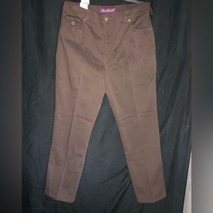 New Gloria Vanderbilt Jeans  
~Size 14    
~14 Stretch Petite Average. 
~Brown